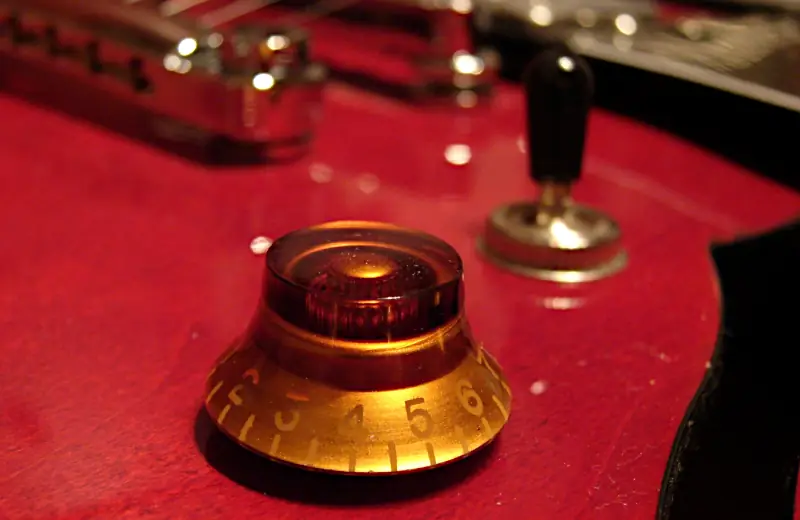 How do potentiometers work: Example of a guitar potentiometer